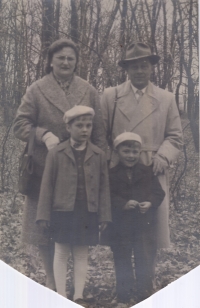 Anděla Plačková s dětmi a manželem v roce 1960