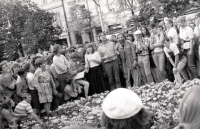 Prohlášení k srpnu 1968, Nezávislé mírové sdružení, na fotce v popředí Hana Marvanová v bílém tričku, Praha, 1988