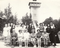 Během studia tříletého ošetřovatelského oboru, ve spodní řadě sedí učitelé, Marie Řezáčová stojí v horní řadě sedmá zprava