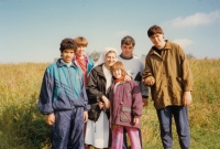 S dětmi z chráněného bydlení na týdenním pobytu, sestra Irena uprostřed 