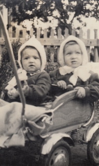 Zleva sestry Františka Řezáčová a Marie Řezáčová v kočárku v Dolních Bojanovicích v roce 1952