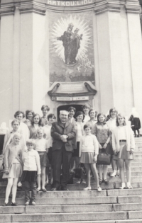 Na pouti na svatém Hostýně s páterem Miroslavem Humpolcem. Marie Řezáčová stojí vlevo hned vedle pátera Humpolce