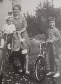 Květuše Dostálová s dcerami Irenou a Marcelou, 1967