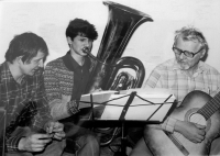 Pavel Staněk (vpravo s kytarou) / Ostrava / asi 80. léta