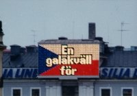Neonové nápisy před Stockholm Stadsteater, benefiční večer (1983)