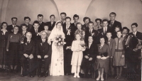 Manželé Šimánkovi se svatebčany, 1957