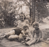 Milada Jelínková (uprostřed) s matkou Josefínou a starší sestrou Žanet, 1938-1939