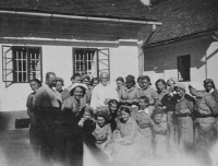 Děda Heleny Vavrošové Jiří (uprostřed v bílé košili), otec Jan Kantor (vlevo) se studentkami z Orlové, které navštívily jejich hospodářství v Oldřichovicích / asi konec 30. let