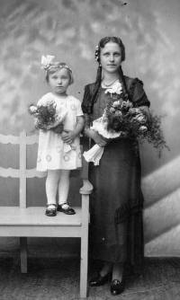 Anežka Večerková (vlevo) s příbuznou, cca 1936