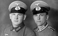 Bratranci matky pamětnice Franz (vpravo) a Alfréd jako vojáci wehrmachtu. Franz padl v roce 1941 na ruské frontě