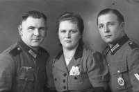 Bratranci matky pamětnice Johann (vpravo) a Alfréd s manželkou, kolem roku 1940