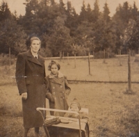 Milada Jelínková (v kočárku) s matkou Josefínou a starší sestrou Žanet, 1938/1939