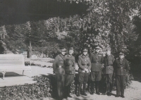 Čeští důstojníci na zahradě vily Stiassni v roce 1938. Emanuel Moravec třetí zprava