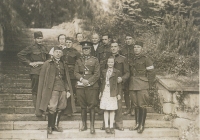 Marie na zahradě vily Stiassni s českými důstojníky v roce 1938