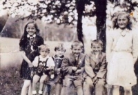 Zdenka Petruželová (zcela vpravo) s kamarády v dětství