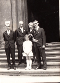 Jan Přibil s matkou Marií, sestrou Marií, otcem Stanislavem a starším bratrem Stanislavem, 1964