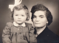 Matka Jana Přibila Marie Přibilová s mladší sestrou Marií