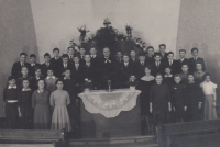 Jan Litomiský ve sboru (druhý napravo od pastora)