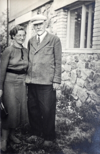 Maminka Růžena se spisovatelem F. X. Svobodou, Praha 1939