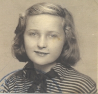 Věra Ničová v době, kdy zpívala v dětském souboru Kulínský, Praha 1950 