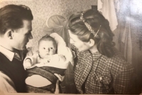 Miloš Starý jako novorozecec v roce 1954 s rodiči Milošem a Maryškou