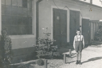 Josef Sedloň v dětství před budovou rodinné firmy na výrobu sudů v Táboře