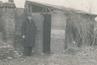 Jan Nový na sokolském hřišti u kuželníku na pražském Proseku, kde se ukrýval Jozef Gabčík, 1943