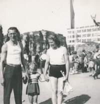 Rodiče Přemysla Buriana na XI. všesokolském sletu, 1948