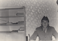 Dušan Perička během vojenské služby v kanceláři, Plzeň Bory, asi 1976
