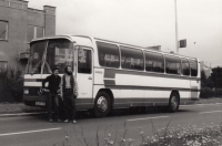Dušan Perička (vpravo) s autobusem, 1972