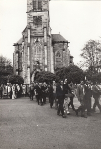 Pohřeb Pavla Wonky – průvod z kostela, Vrchlabí, 1988