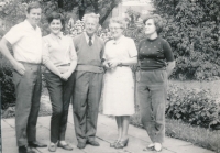 Manžel pamětnice Leoš Valenta (zcela vlevo), Eva Valentová a rodiče jejího manžela