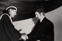 Leoš Mlčák při promoci, Olomouc, 1974