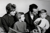 Vladimír Adamíra s rodiči a sestrou Janou, Přerov 1967