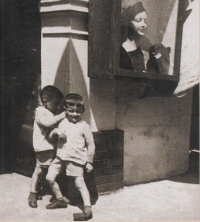 Dvojčata Antonín a Zdeněk Hájkovi před domem, Masarykovo náměstí čp. 34 (dnešní Česká pojišťovna), Uherské Hradiště, 1941