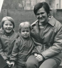S dcerou (vlevo) a synem, 1976