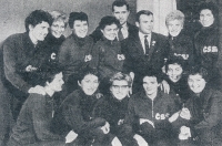 Věra Hrabáková (vlevo dole) na snímku československé reprezentace během mistrovství světa 1962 v Moskvě. Třetí zleva stojí první člověk ve vesmíru, sovětský kosmonaut Jurij Gagarin