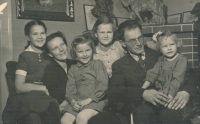 Věra Hrabáková (třetí zprava) s rodinou, 1949