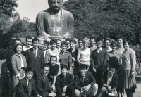 Věra Hrabáková (druhá zprava nahoře) během pobytu v Japonsku, 1963