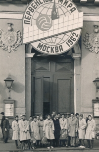 Na mistrovství světa v Moskvě, Věra Hrabáková třetí zprava, 1962