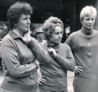 Věra Hrabáková vyfotila na předolympijských hrách v Tokiu Věru Čáslavskou (uprostřed), 1963