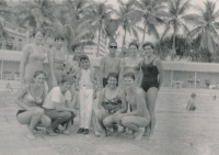 Věra Hrabáková (první zprava dole) na zájezdu reprezentace na Kubě, 1967