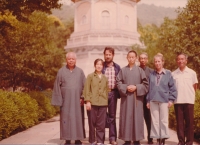 Karel Kovanda (třetí zleva) s první manželkou (druhá zprava) v Číně, konec 70. let. (Zcela vpravo je Wang, tlumočník z čínského rozhlasu, kterému říkali Vojtěch. Všichni čínští pracovníci rozhlasového vysílání do Československa si zvolili česká jména.) 