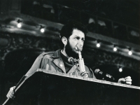 „Che“ Kovanda ve své vojenské bundě během studentské stávky hovoří k aktivu novinářů, podzim 1968 