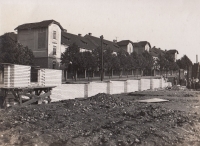 Stavba Lidového domu Karlov kolem roku 1930