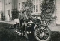 Josef a Mirek (na motorce vpředu) Nečkovi, cca 1937