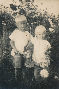 Josef a Mirek Nečkovi, cca 1933
