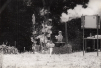 Irena Kvapilová vaří na tajném táboře, Francova Lhota, 1987