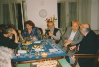 Jan Lorman (třetí zprava) s manželkou Blankou, 90. léta 20. století 