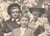 Zdenka Aulická, Klátilová, sestřenice Ivana Böhmová a její matka Marie Böhmová na biřmování, Zdenka byla Ivaně za kmotru, Zlín 1943